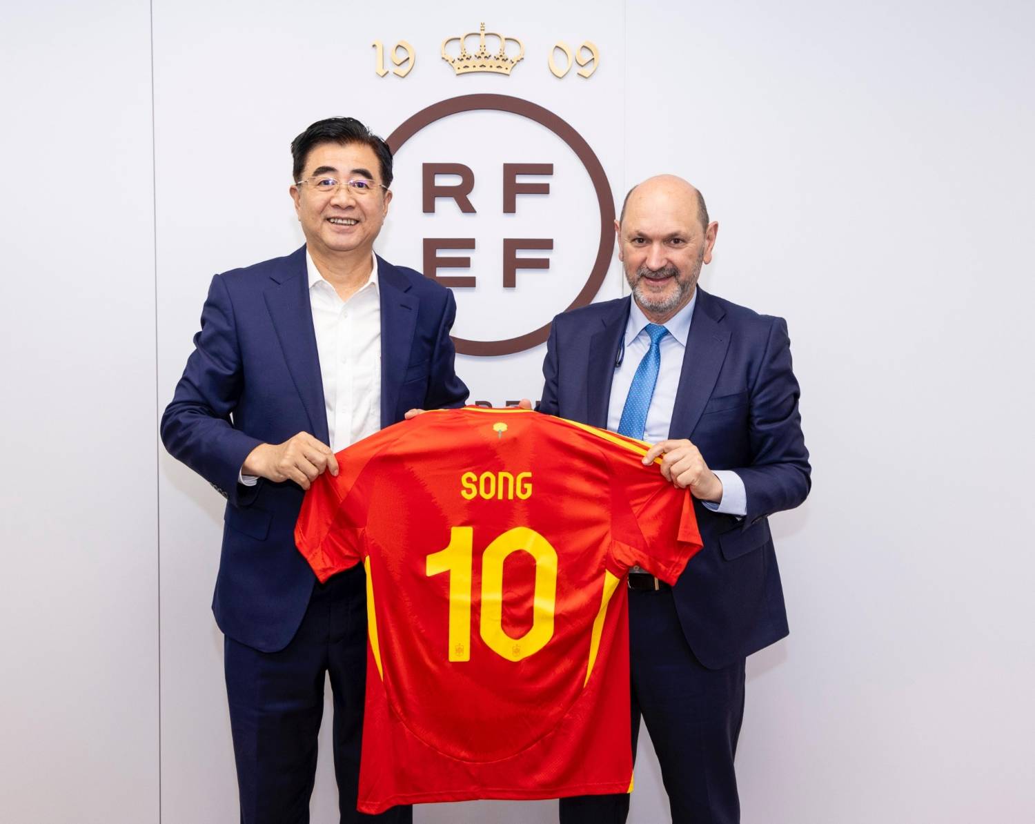 加强合作！足协主席宋凯造访西班牙 赠特巴斯国足10号球衣