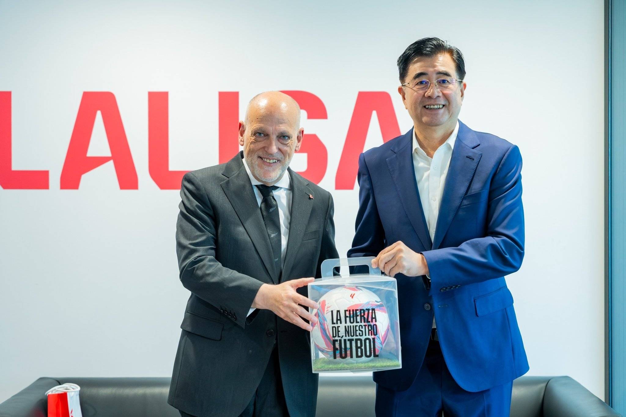 加强合作！足协主席宋凯造访西班牙 赠特巴斯国足10号球衣