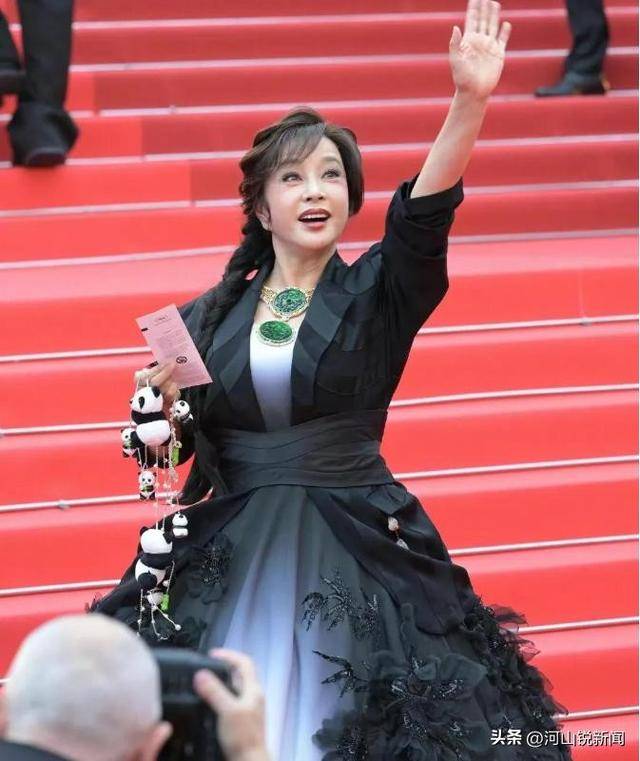 74岁刘晓庆戴上亿翡翠，称霸戛纳！前男友：她随便卖个钱都花不完