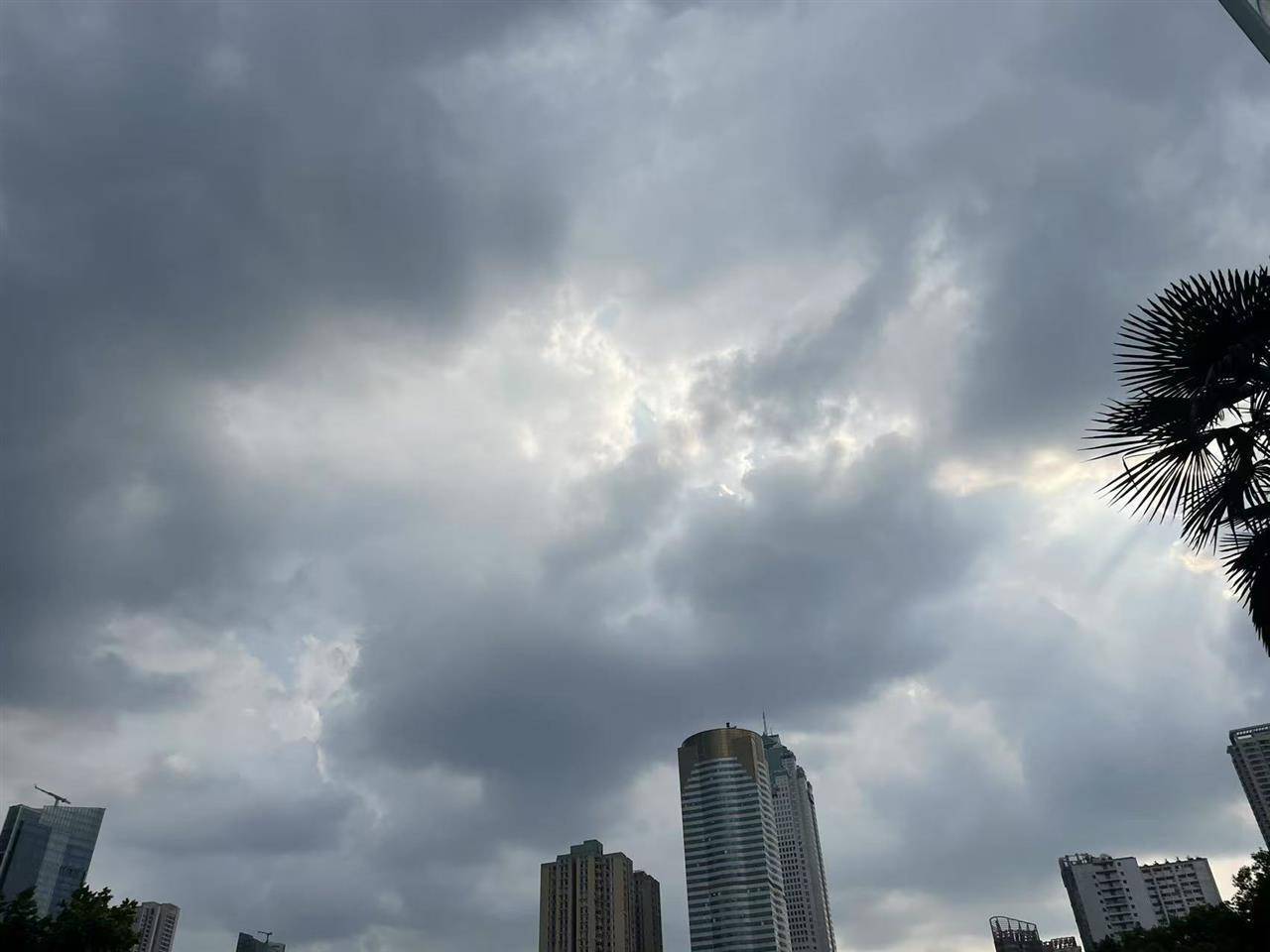 今天武汉为何这热？湖北4个城市砸下冰雹，未来三天避高温+暴雨+强对流