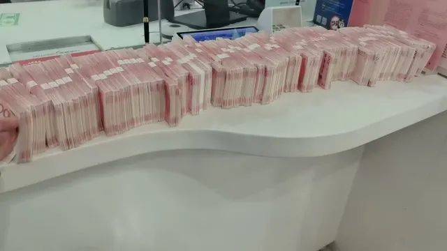 数不过来，取出的现金摆满柜台！杭州接连发生两起，警方紧急提醒