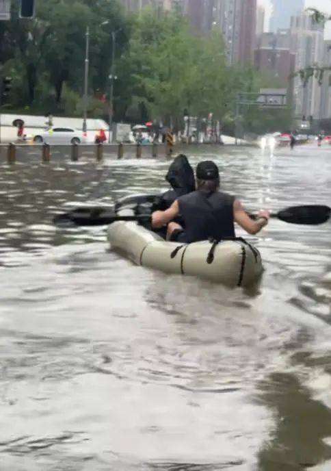 成都大暴雨多地积水 市民划船出行