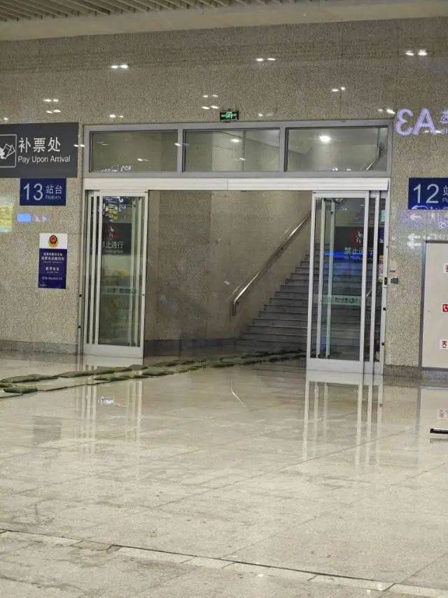 成都大暴雨多地积水 市民划船出行