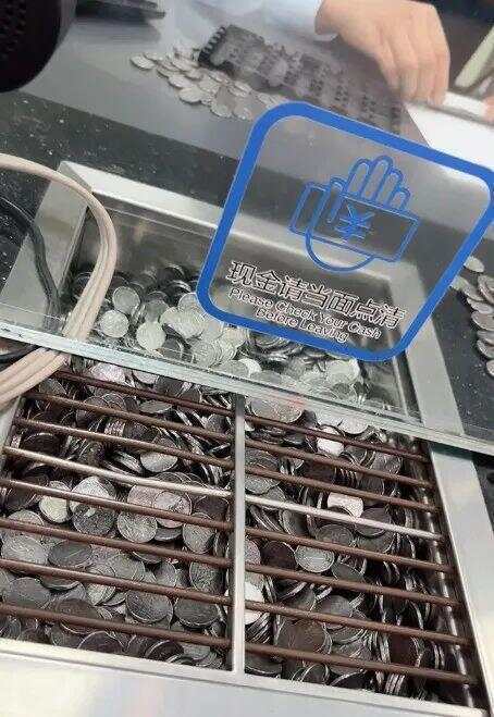 扛140斤硬币存银行遭拒，当事人：银行说1000枚硬币只能入账10元