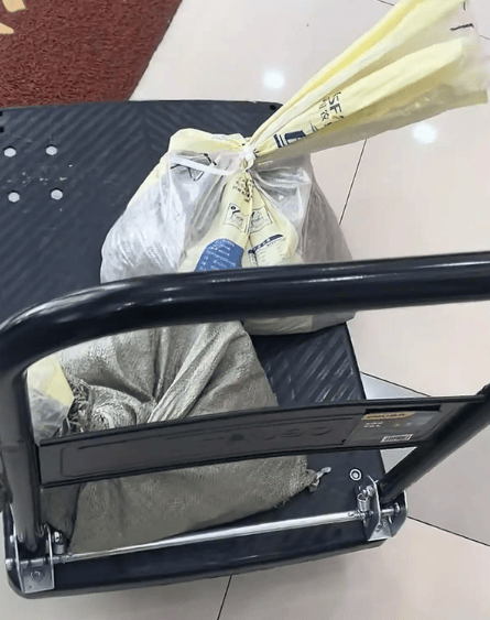 扛140斤硬币存银行遭拒，当事人：银行说1000枚硬币只能入账10元