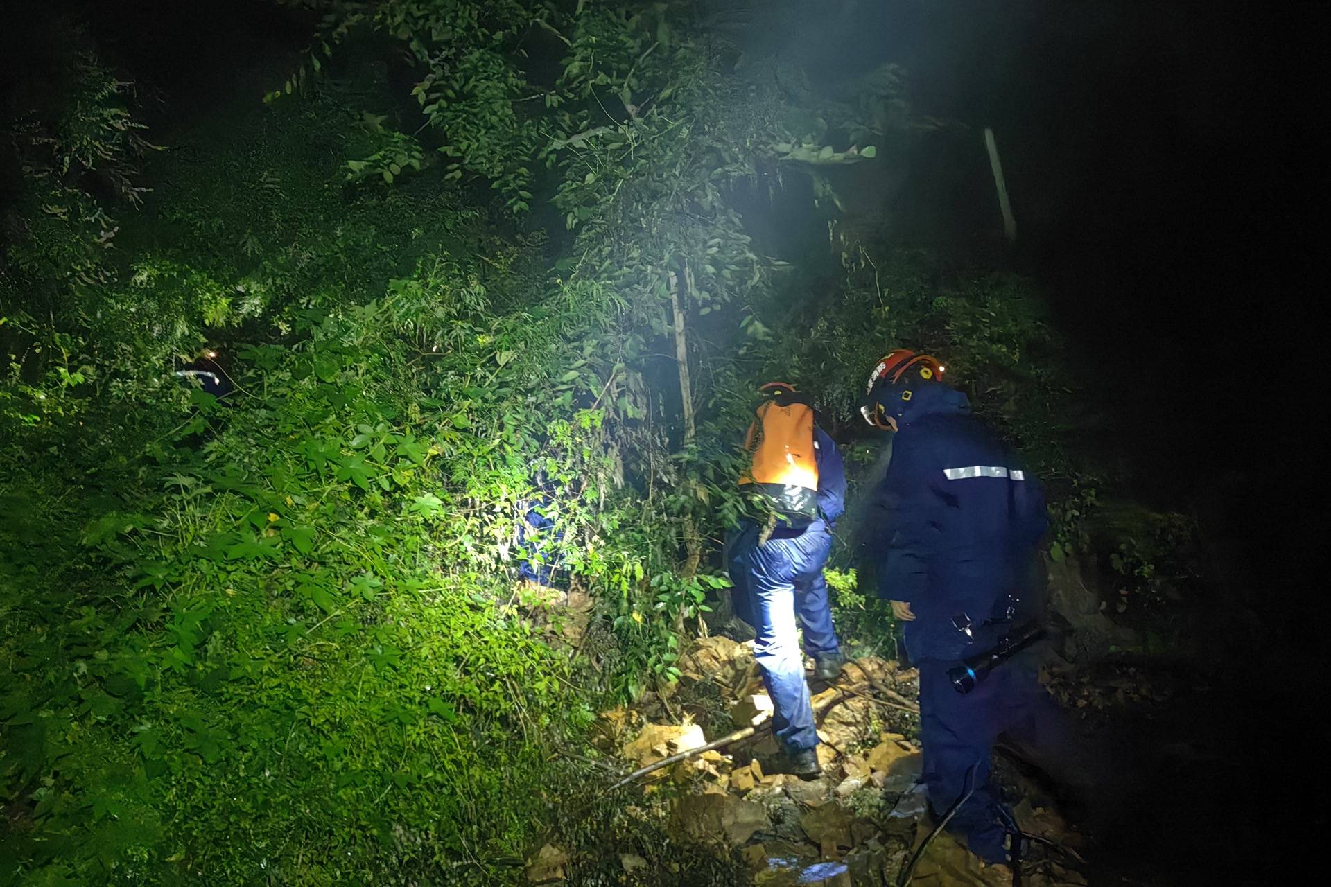 无视暴雨蓝色预警，一男一女密云雨中登山被困