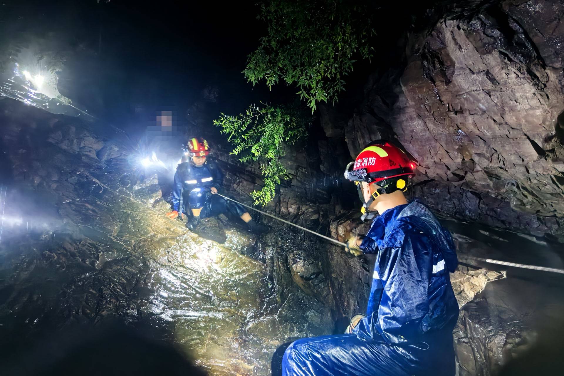 无视暴雨蓝色预警，一男一女密云雨中登山被困